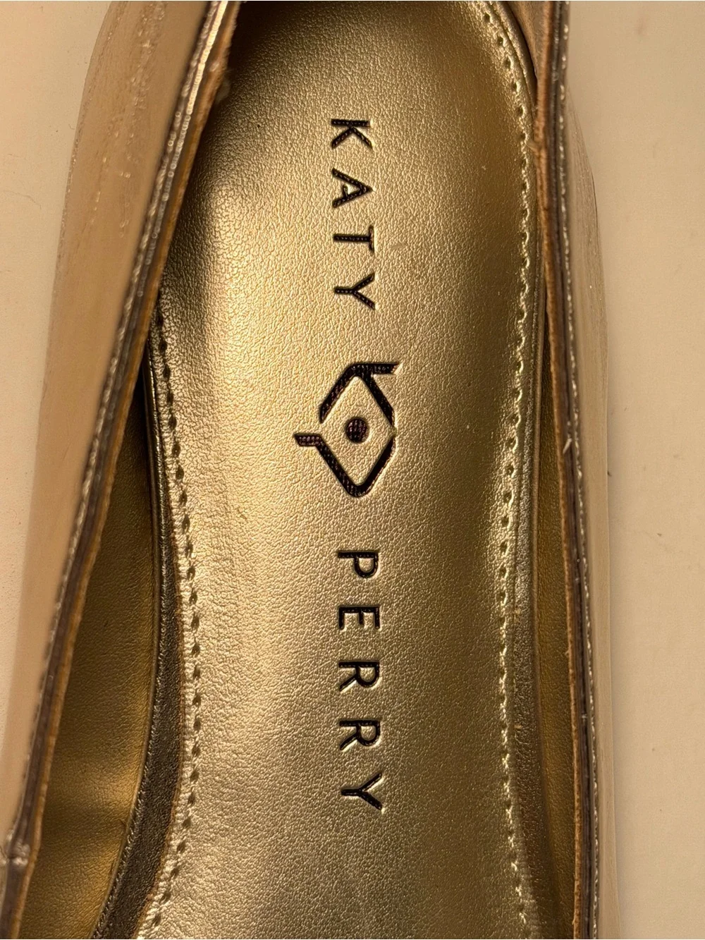 Katy Perry The Evie Daisy Flats in Metallic Gold. NWOB. Size 9